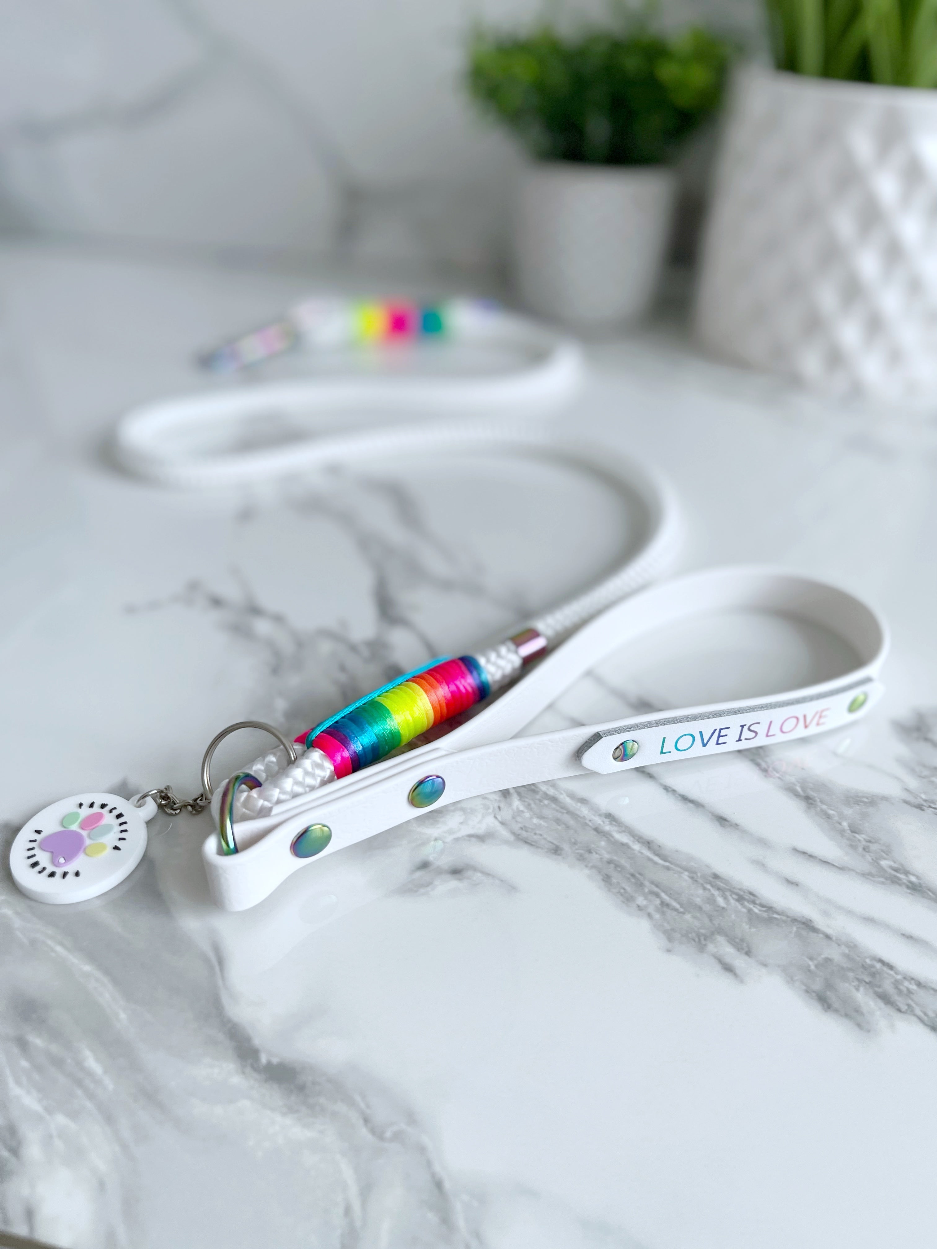 Pride Lead (Free rainbow wording ‘love is love’ (7023476277417)